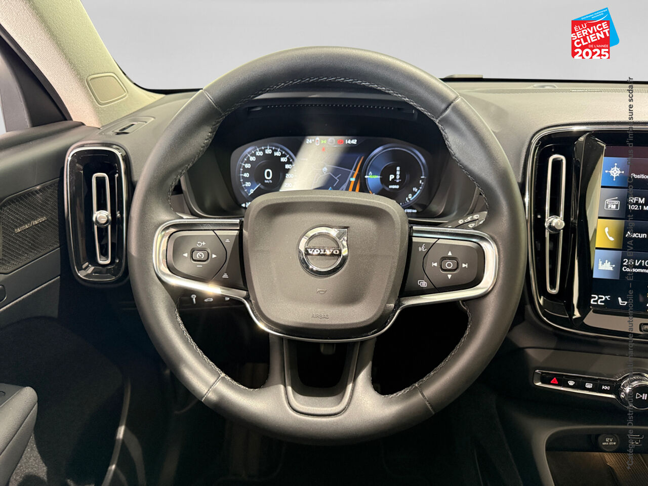Véhicule d'occasion VOLVO XC40 T4 RECHARGE 129 + 82CH INSCRIPTION LUXE DCT 7 TPANO GPS CAMERA HKARDON chez Toyota Thionville