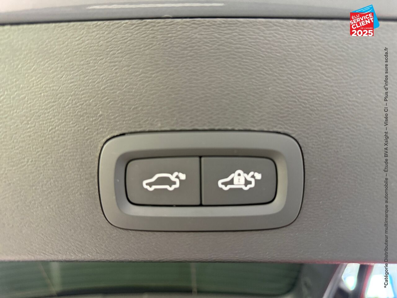 Véhicule d'occasion VOLVO XC40 T4 RECHARGE 129 + 82CH INSCRIPTION LUXE DCT 7 TPANO GPS CAMERA HKARDON chez Toyota Thionville