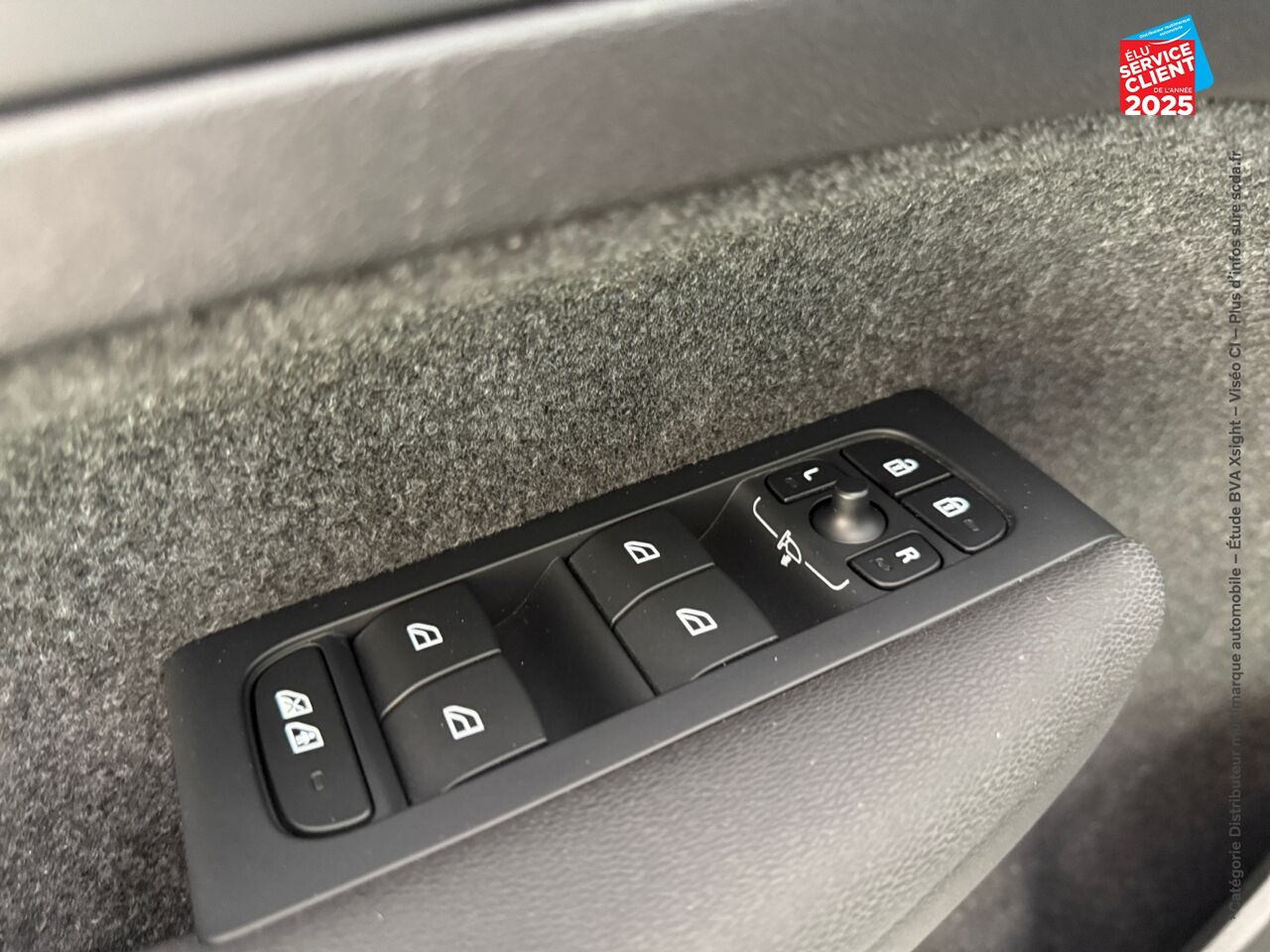 Véhicule d'occasion VOLVO XC40 T4 RECHARGE 129 + 82CH INSCRIPTION LUXE DCT 7 TPANO GPS CAMERA HKARDON chez Toyota Thionville