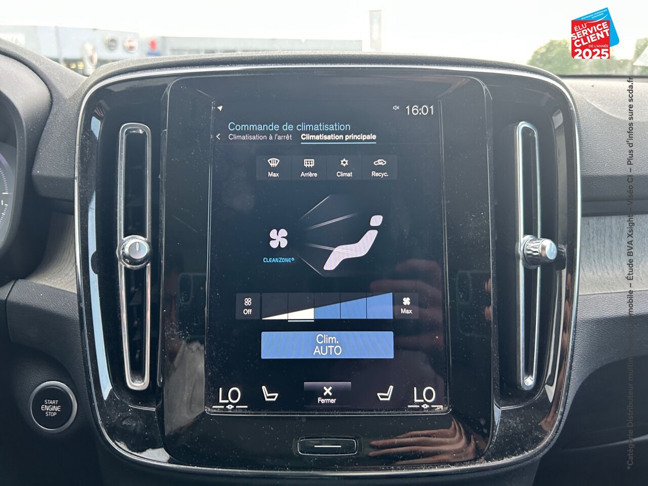 Véhicule d'occasion VOLVO XC40 T4 RECHARGE 129 + 82CH INSCRIPTION LUXE DCT 7 TOUVRANT SIEGES CHAUF/CUIR VOLANT CHAUF CAMERA CA chez Volvo Epernay
