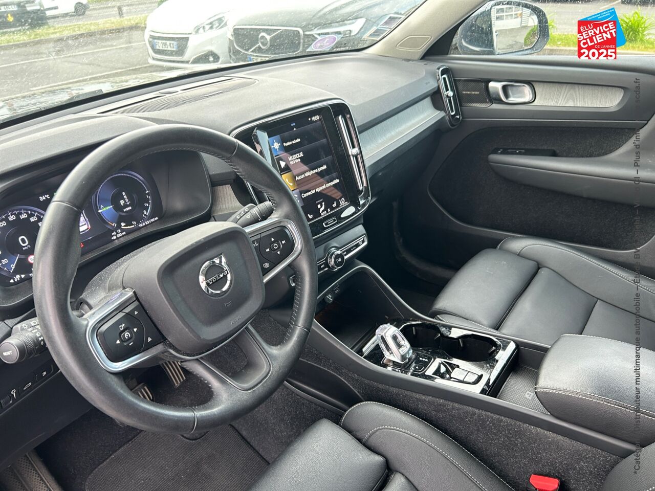 Véhicule d'occasion VOLVO XC40 T4 RECHARGE 129 + 82CH INSCRIPTION LUXE DCT 7 TOUVRANT SIEGES CHAUF/CUIR VOLANT CHAUF CAMERA CA chez Volvo Epernay