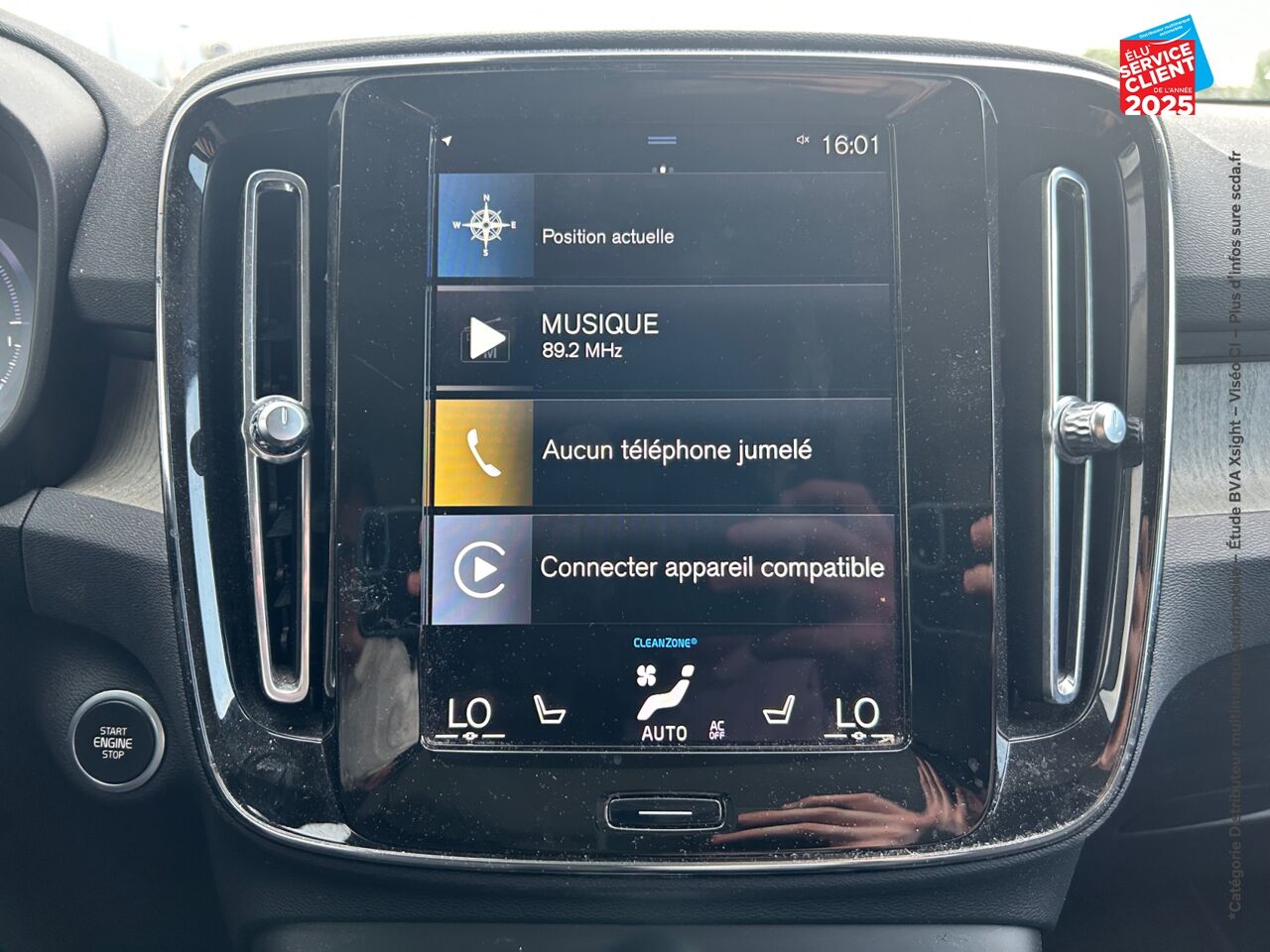 Véhicule d'occasion VOLVO XC40 T4 RECHARGE 129 + 82CH INSCRIPTION LUXE DCT 7 TOUVRANT SIEGES CHAUF/CUIR VOLANT CHAUF CAMERA CA chez Volvo Epernay