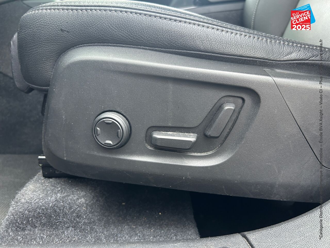 Véhicule d'occasion VOLVO XC40 T4 RECHARGE 129 + 82CH INSCRIPTION LUXE DCT 7 TOUVRANT SIEGES CHAUF/CUIR VOLANT CHAUF CAMERA CA chez Volvo Epernay