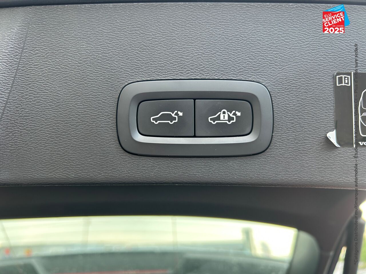 Véhicule d'occasion VOLVO XC40 T4 RECHARGE 129 + 82CH INSCRIPTION LUXE DCT 7 TOUVRANT SIEGES CHAUF/CUIR VOLANT CHAUF CAMERA CA chez Volvo Epernay