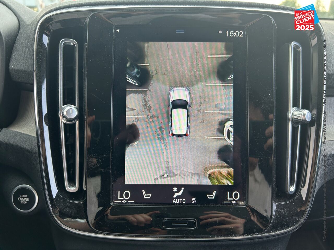 Véhicule d'occasion VOLVO XC40 T4 RECHARGE 129 + 82CH INSCRIPTION LUXE DCT 7 TOUVRANT SIEGES CHAUF/CUIR VOLANT CHAUF CAMERA CA chez Volvo Epernay