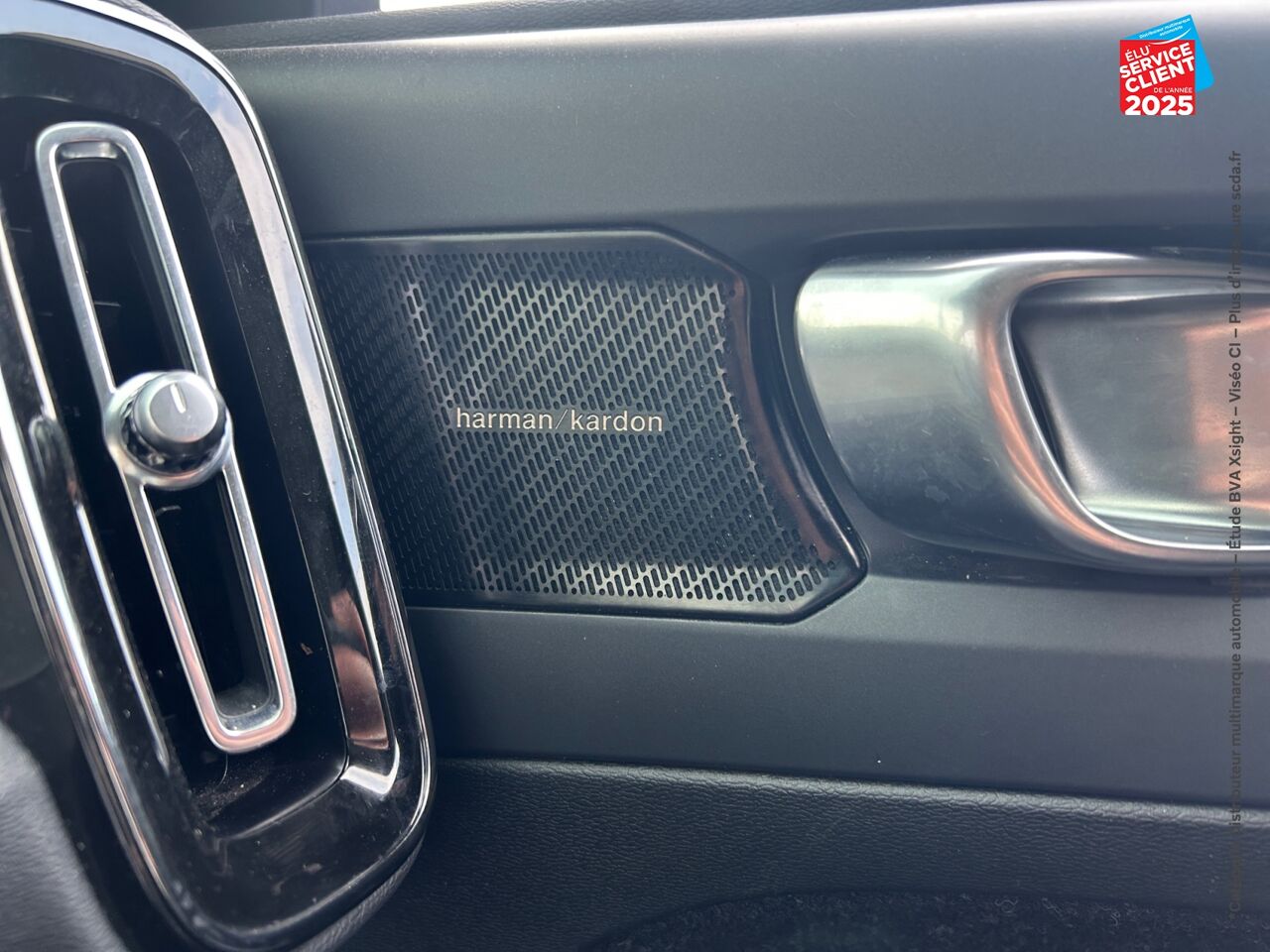 Véhicule d'occasion VOLVO XC40 T4 RECHARGE 129 + 82CH INSCRIPTION LUXE DCT 7 TOUVRANT SIEGES CHAUF/CUIR VOLANT CHAUF CAMERA CA chez Volvo Epernay