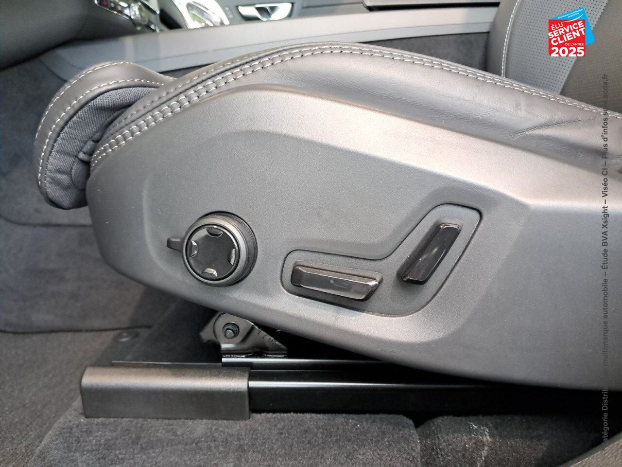Véhicule d'occasion VOLVO XC60 T6 HYBRIDE RECHARGEABLE 253 + 145CH UTRA STYLE CHROME GEARTRONIC 8 AWD chez Renault Colmar