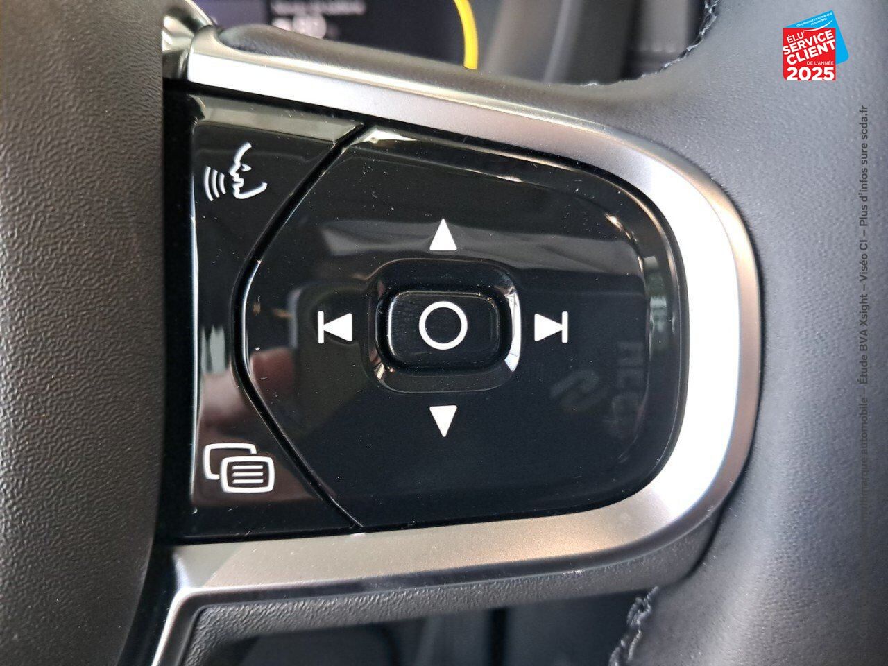Véhicule d'occasion VOLVO XC60 T6 HYBRIDE RECHARGEABLE 253 + 145CH UTRA STYLE CHROME GEARTRONIC 8 AWD chez Renault Colmar