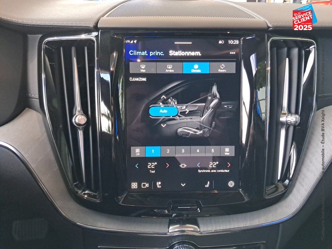 Véhicule d'occasion VOLVO XC60 T6 HYBRIDE RECHARGEABLE 253 + 145CH UTRA STYLE CHROME GEARTRONIC 8 AWD chez Renault Colmar