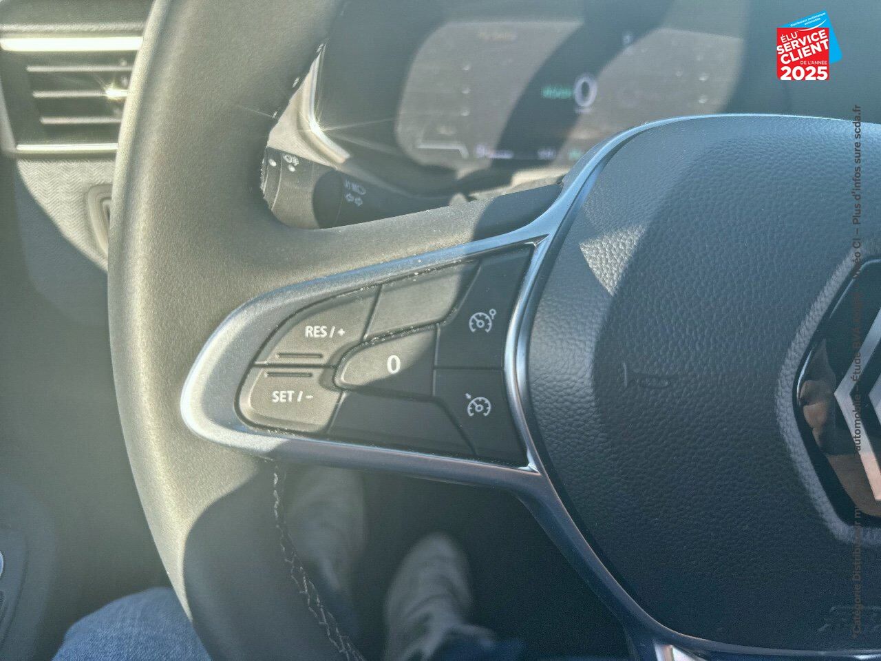 Véhicule d'occasion RENAULT CLIO 1.6 E-TECH 145CH FULL HYBRID TECHNO CAMERA chez Renault Sélestat