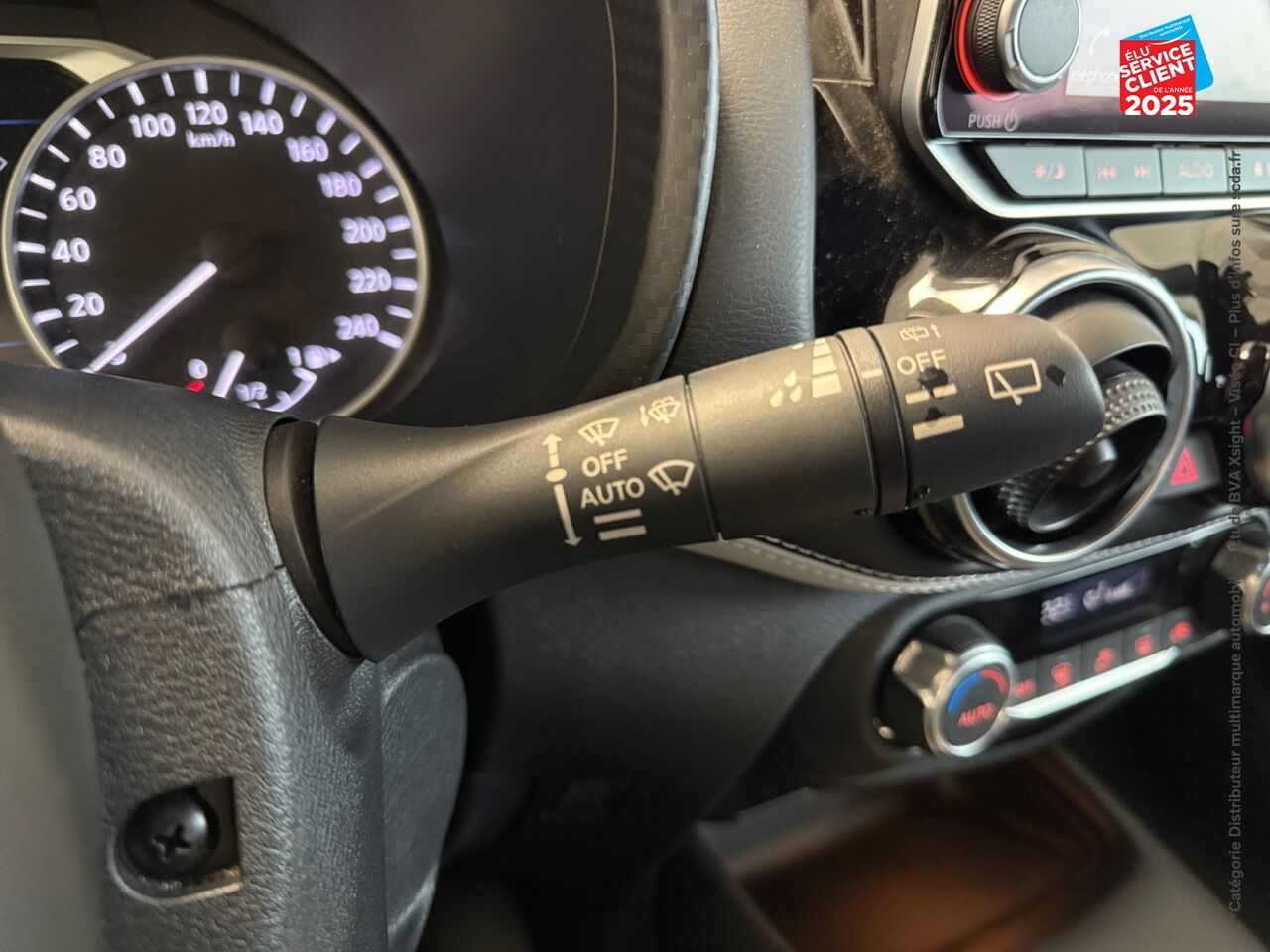 Véhicule d'occasion NISSAN JUKE 1.6 HYBRID 143CH PREMIERE EDITION 2023 SIEGES CUIR CAMERA chez Nissan Juke occasion