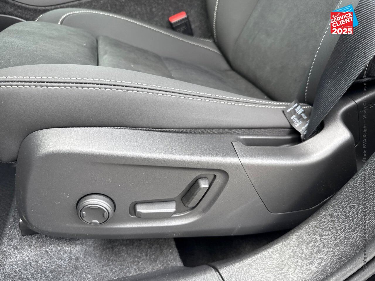 Véhicule d'occasion VOLVO XC40 B3 163CH BLACK EDITION DCT 7 chez BMW Besançon