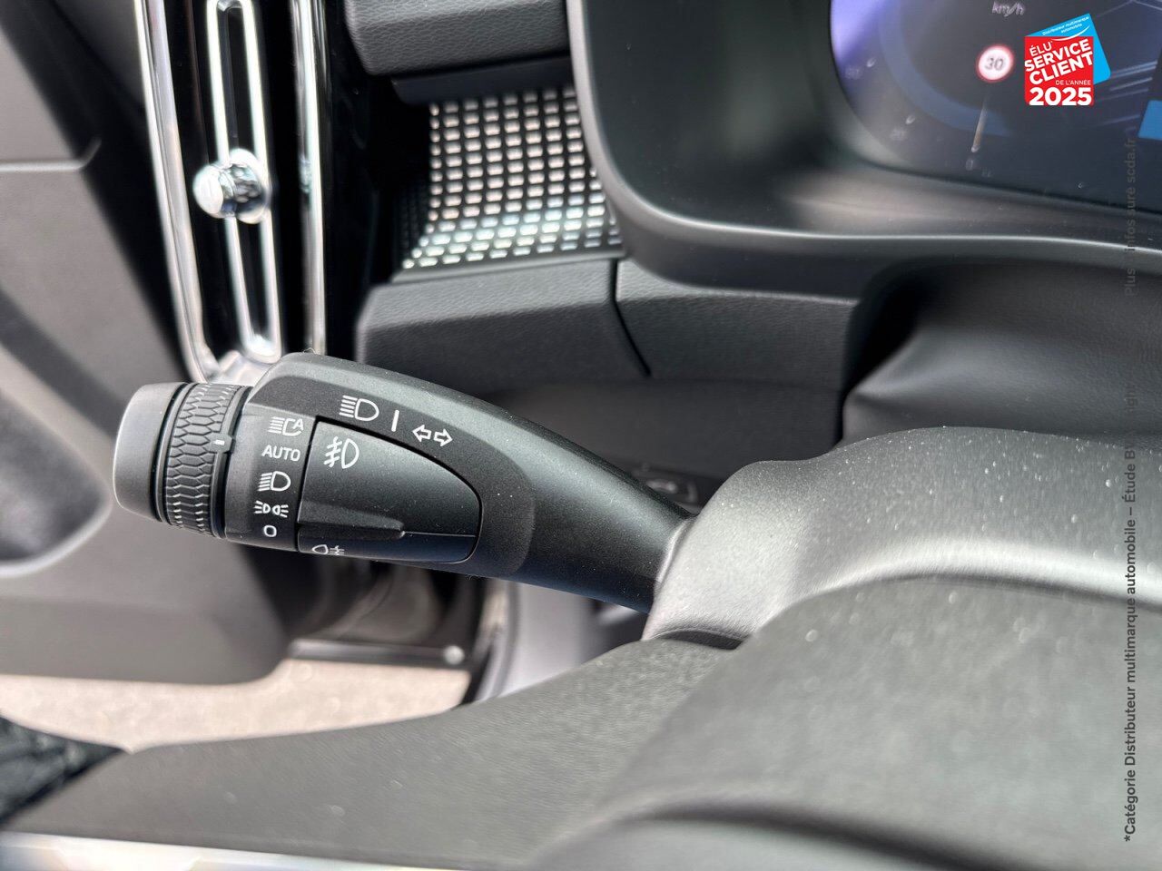 Véhicule d'occasion VOLVO XC40 B3 163CH BLACK EDITION DCT 7 chez BMW Besançon