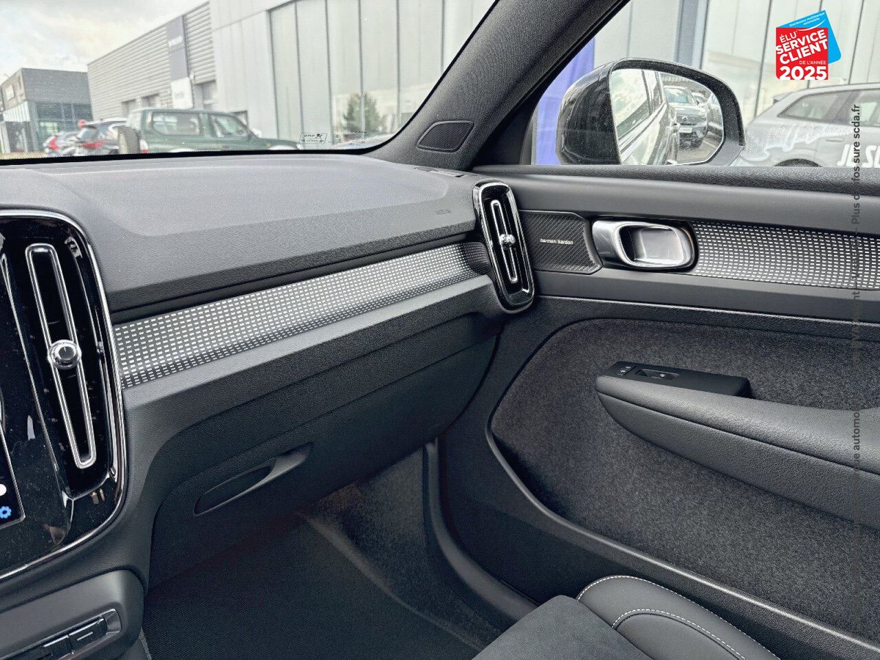 Véhicule d'occasion VOLVO XC40 B3 163CH BLACK EDITION DCT 7 chez BMW Besançon