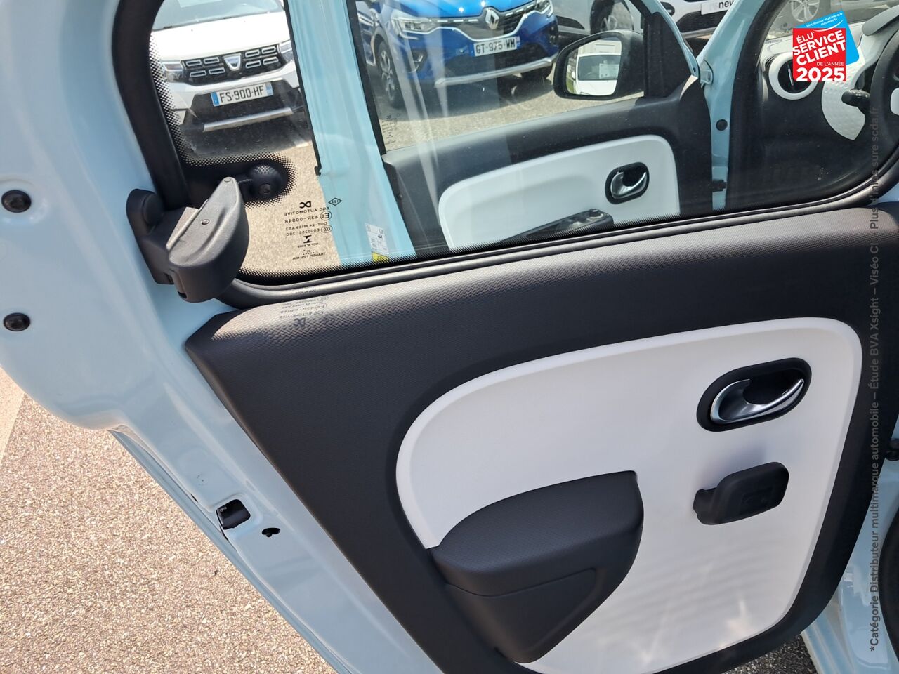 Véhicule d'occasion RENAULT TWINGO 1.0 SCE 65CH EQUILIBRE chez Nissan Dijon