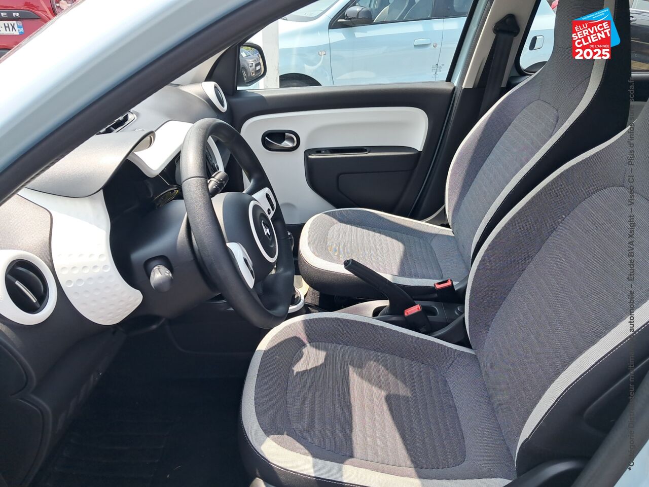 Véhicule d'occasion RENAULT TWINGO 1.0 SCE 65CH EQUILIBRE chez Nissan Dijon