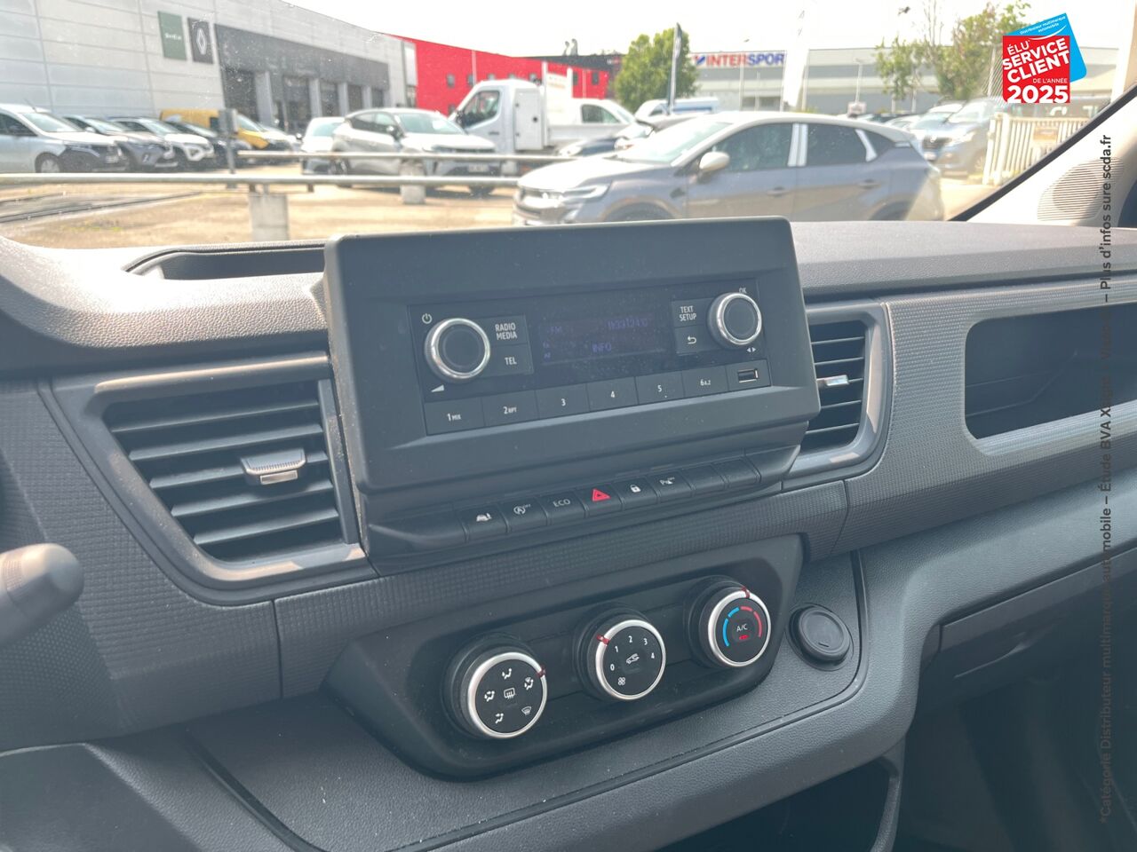 Véhicule d'occasion RENAULT TRAFIC COMBI L2 2.0 BLUE DCI 150CH SS INTENS 8 PLACES chez Hyundai Epernay
