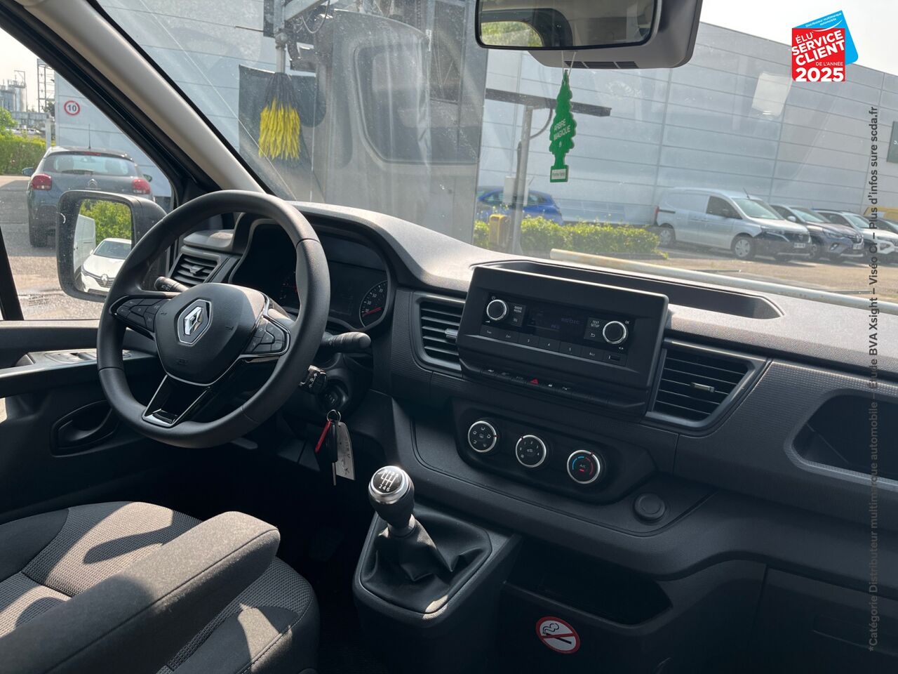 Véhicule d'occasion RENAULT TRAFIC COMBI L2 2.0 BLUE DCI 150CH SS INTENS 8 PLACES chez Hyundai Epernay