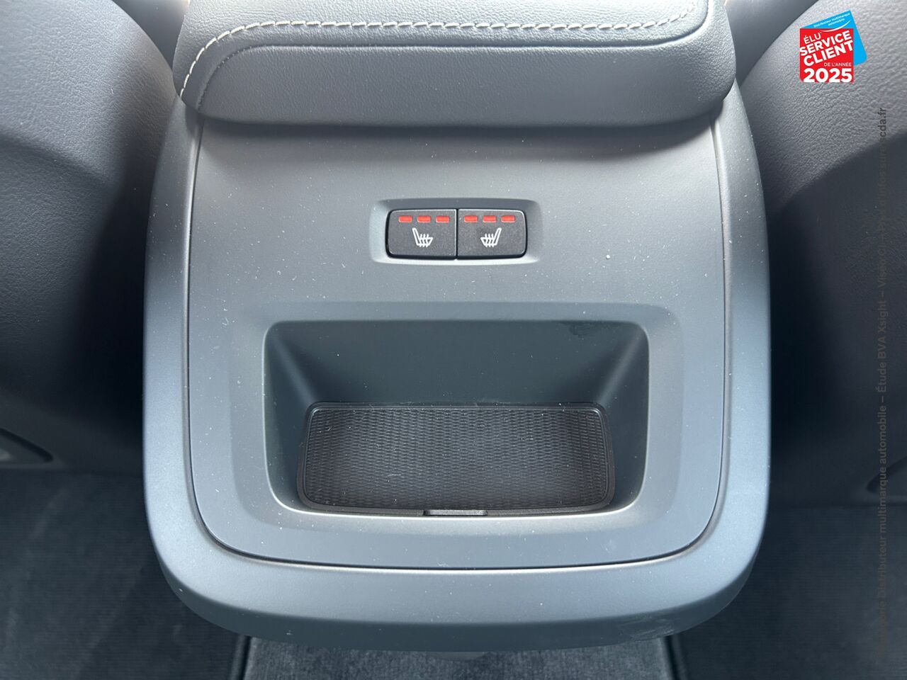 Véhicule d'occasion VOLVO V60 B3 163CH PLUS STYLE DARK DCT 7 chez Renault Sélestat