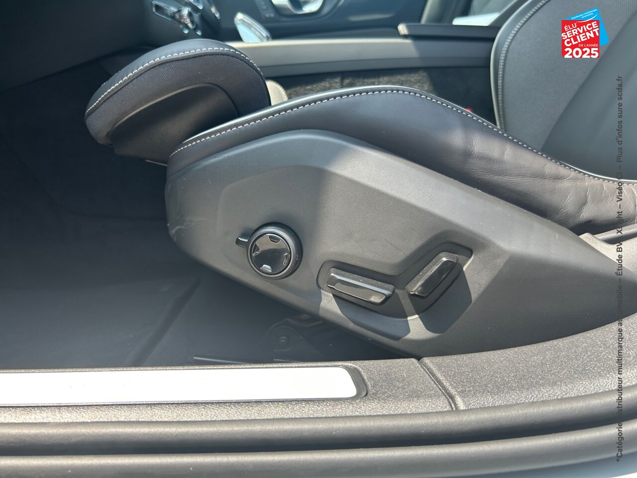 Véhicule d'occasion VOLVO V60 B3 163CH PLUS STYLE DARK DCT 7 chez Renault Sélestat