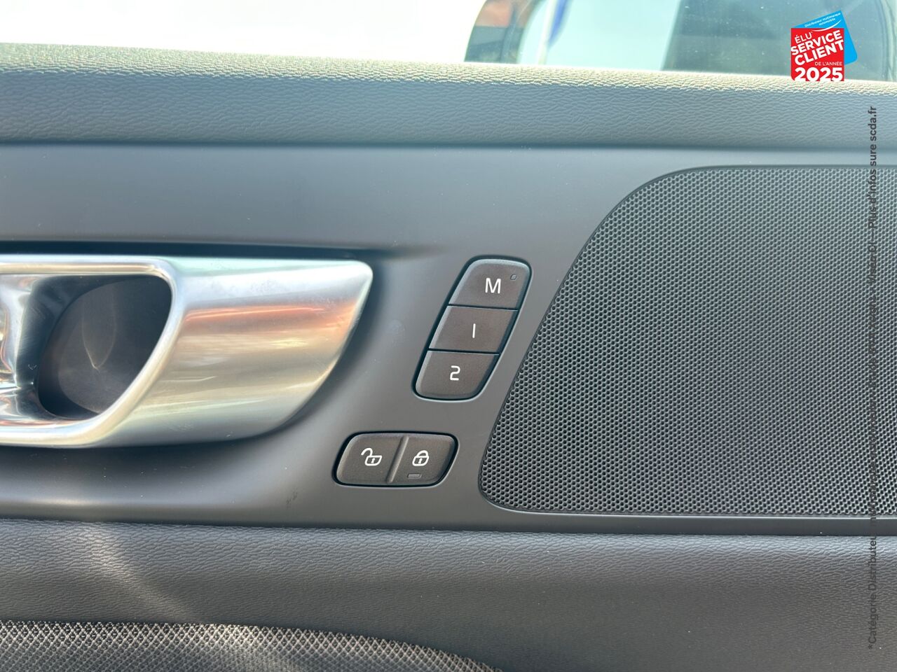 Véhicule d'occasion VOLVO V60 B3 163CH PLUS STYLE DARK DCT 7 chez Renault Sélestat
