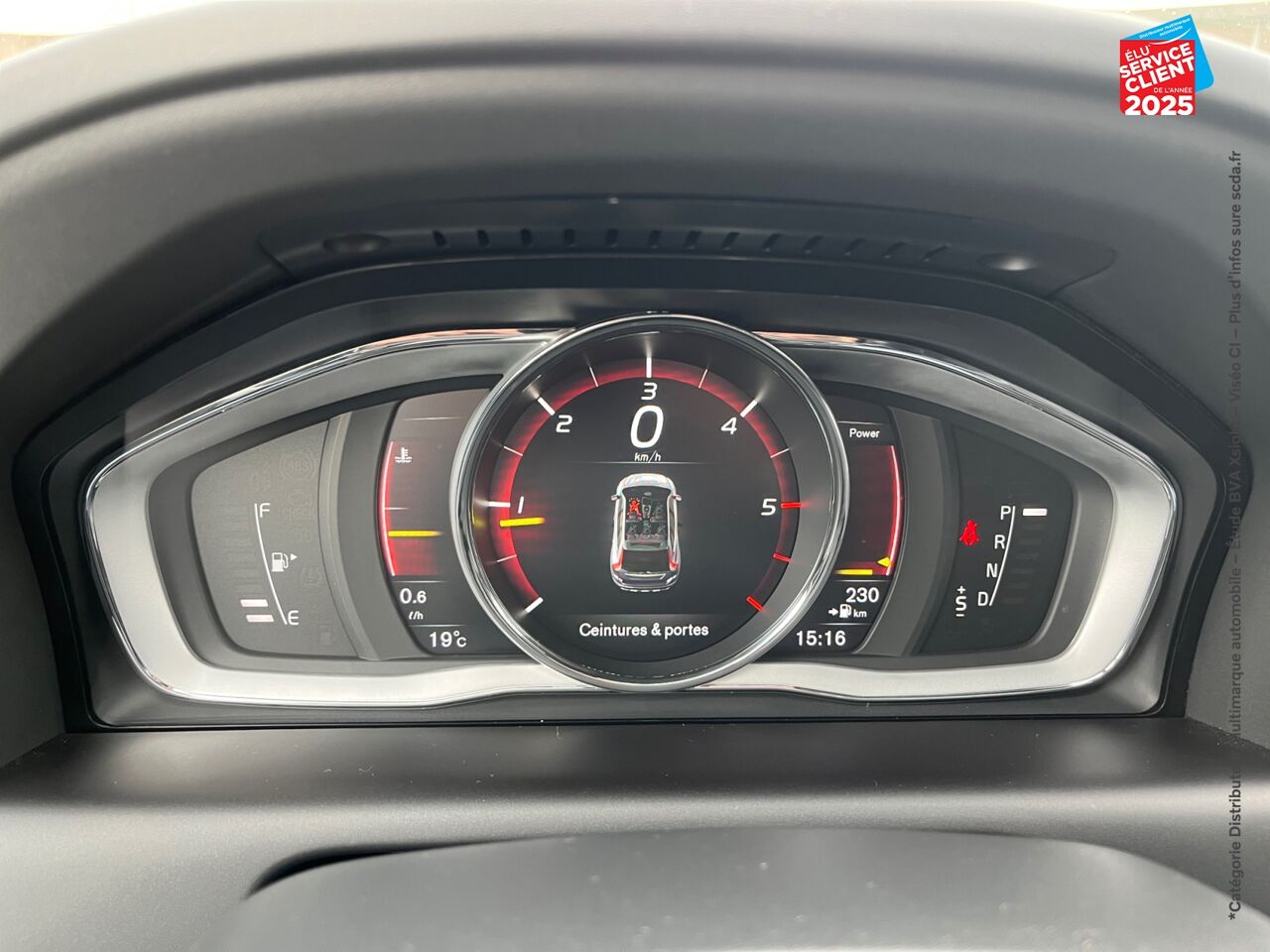 Véhicule d'occasion VOLVO XC60 D4 190CH SIGNATURE EDITION GEARTRONIC chez BMW Lons le Saunier