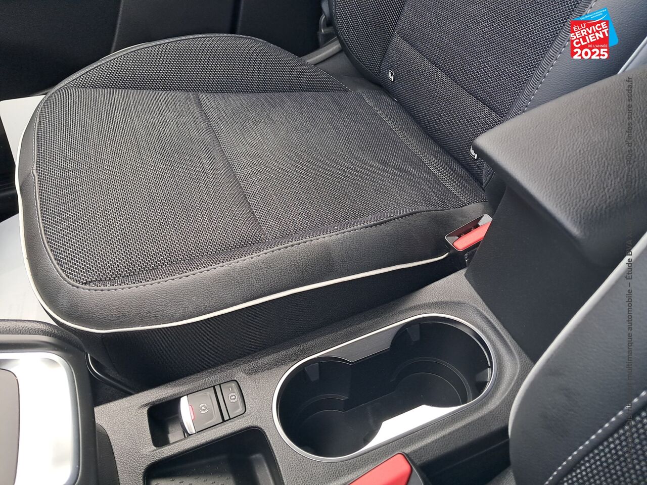 Véhicule d'occasion RENAULT CAPTUR 1.3 TCE 140CH FAP INTENS EDC -21 chez Hyundai Epernay