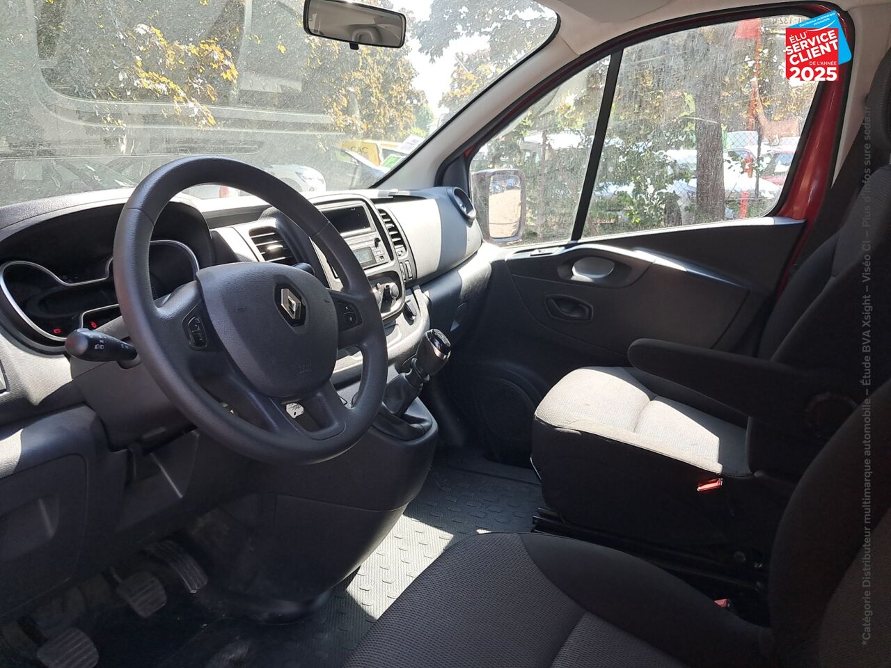 Véhicule d'occasion RENAULT TRAFIC COMBI L1 2.0 DCI 120CH S/S ZEN 8 PLACES chez Renault Colmar