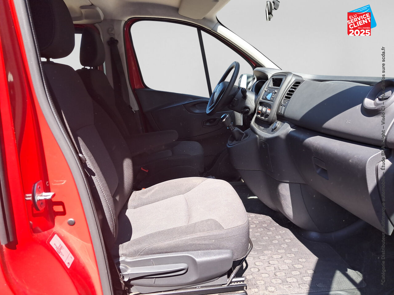 Véhicule d'occasion RENAULT TRAFIC COMBI L1 2.0 DCI 120CH S/S ZEN 8 PLACES chez Renault Colmar