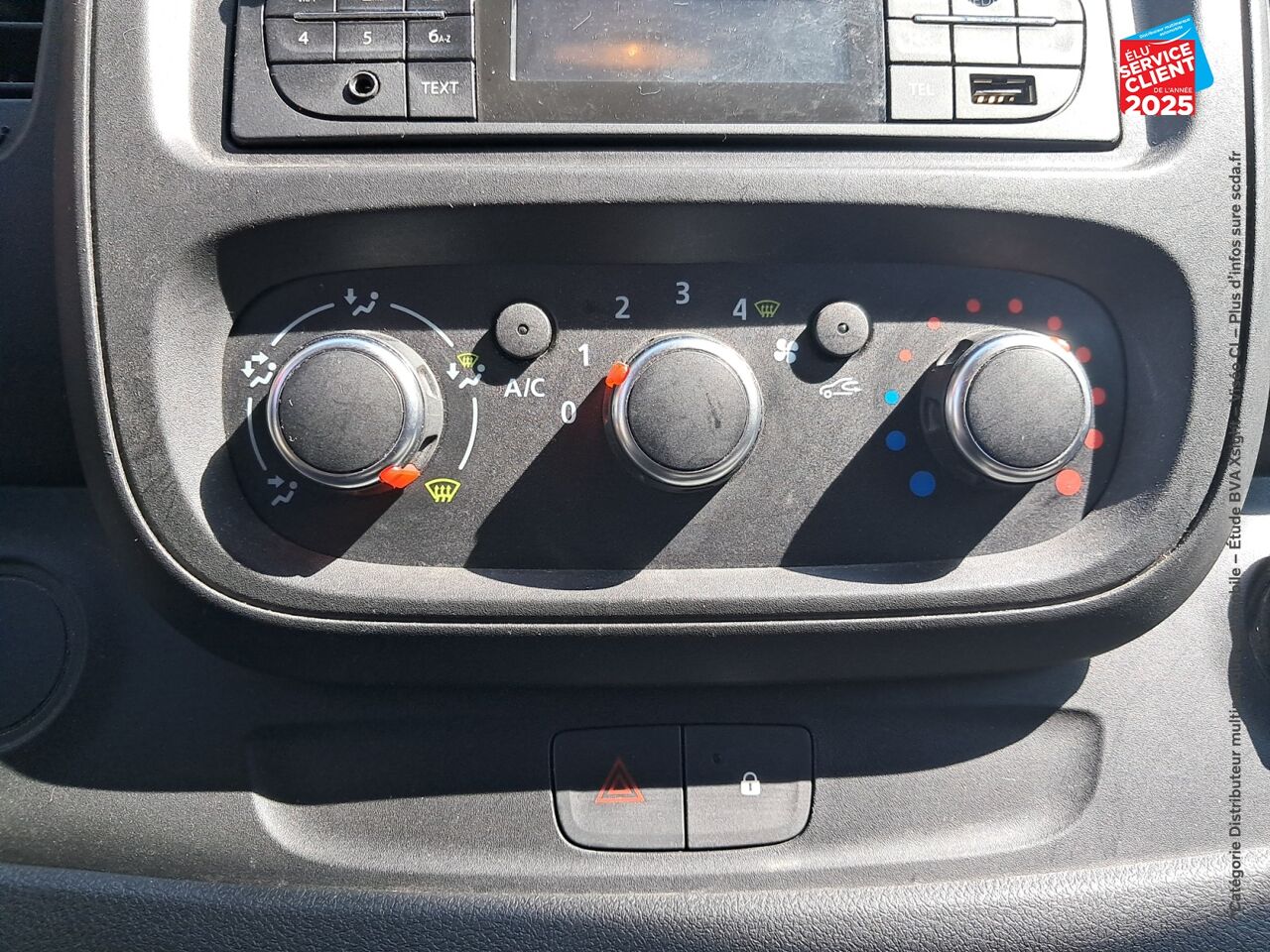 Véhicule d'occasion RENAULT TRAFIC COMBI L1 2.0 DCI 120CH S/S ZEN 8 PLACES chez Renault Colmar