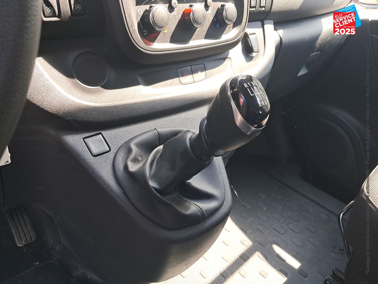 Véhicule d'occasion RENAULT TRAFIC COMBI L1 2.0 DCI 120CH S/S ZEN 8 PLACES chez Renault Colmar