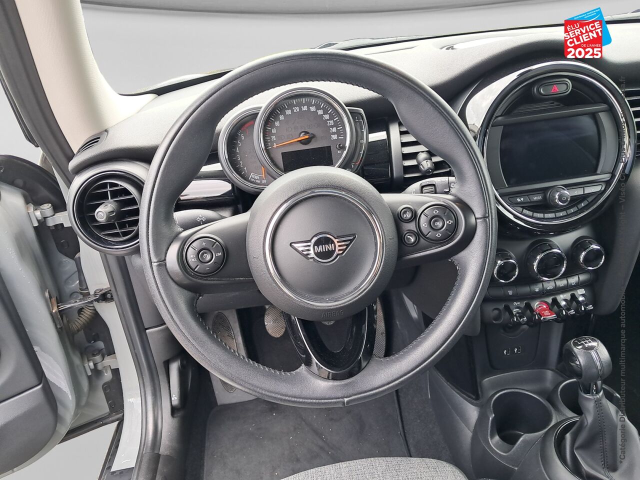 Véhicule d'occasion MINI MINI COOPER 136CH EDITION GREENWICH 115G TOUVRANT GPS CARPLAY chez BMW Pontarlier