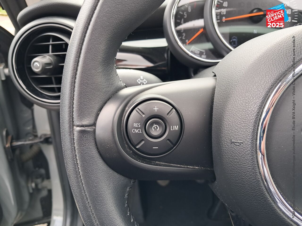 Véhicule d'occasion MINI MINI COOPER 136CH EDITION GREENWICH 115G TOUVRANT GPS CARPLAY chez BMW Pontarlier