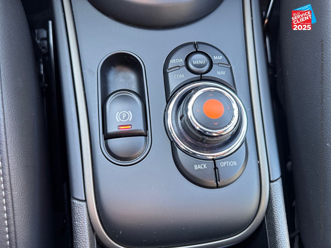 Véhicule d'occasion MINI COUNTRYMAN COOPER 136CH NORTHWOOD ALL4 BVA8 TOUVRANT SIEGES CUIR GPS CAMERA chez MINI Besançon