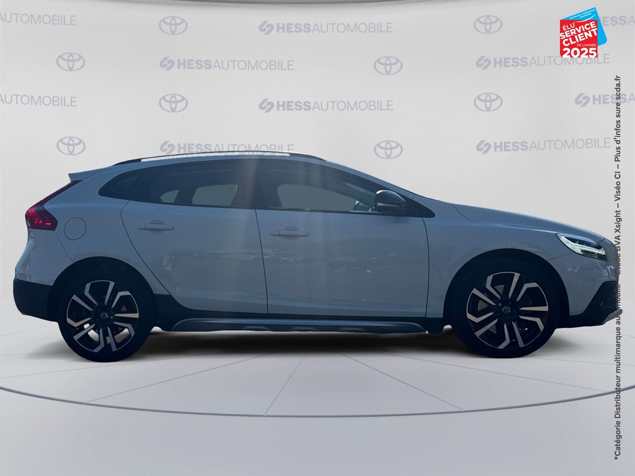 Véhicule d'occasion VOLVO V40 CROSS COUNTRY T3 152CH SIGNATURE EDITION GEARTRONIC TPANO CAMERA chez Renault Saint-Louis
