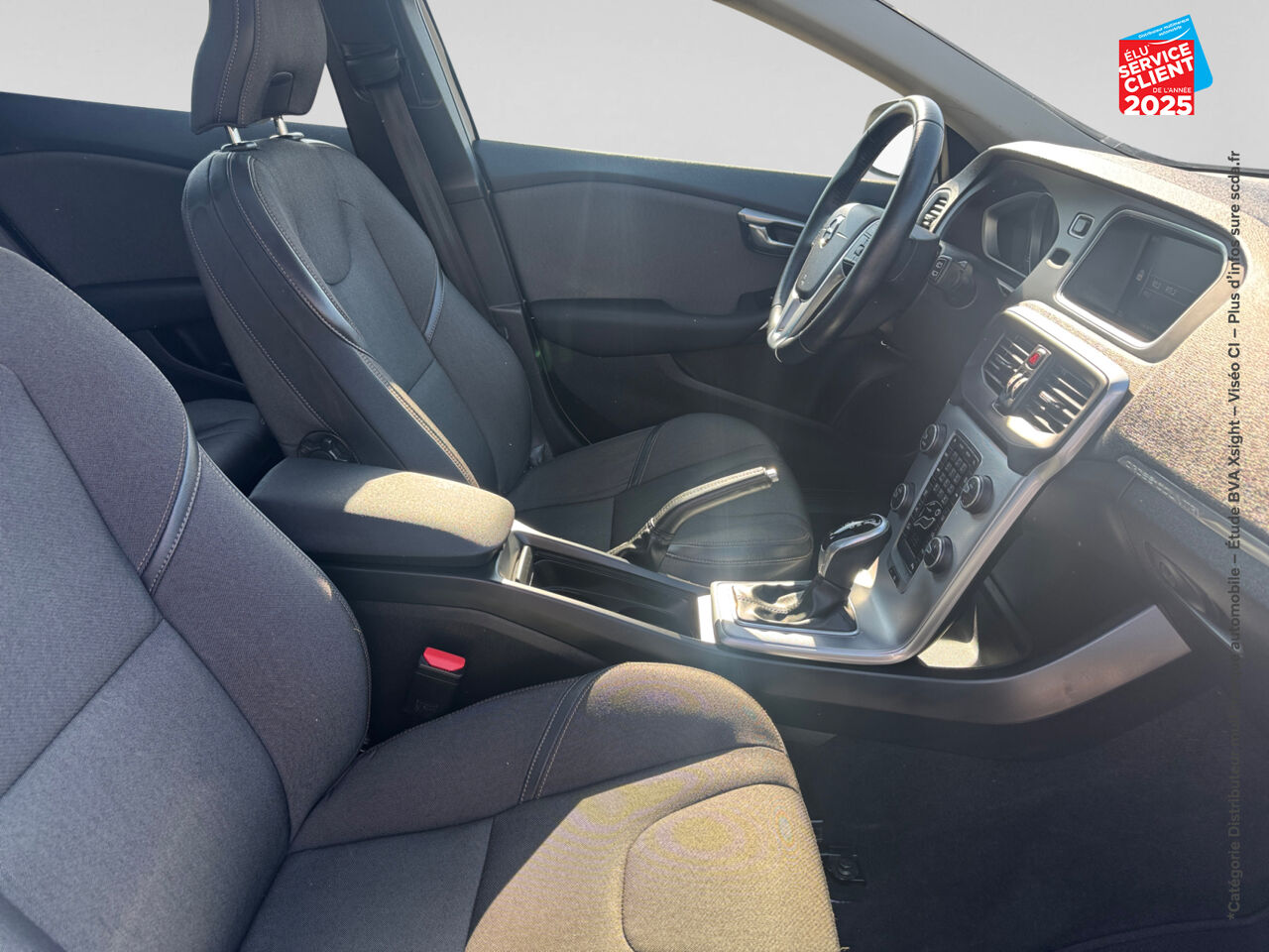 Véhicule d'occasion VOLVO V40 CROSS COUNTRY T3 152CH SIGNATURE EDITION GEARTRONIC TPANO CAMERA chez Renault Saint-Louis