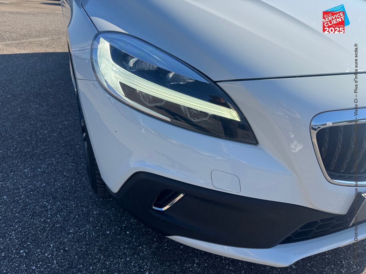 Véhicule d'occasion VOLVO V40 CROSS COUNTRY T3 152CH SIGNATURE EDITION GEARTRONIC TPANO CAMERA chez Renault Saint-Louis