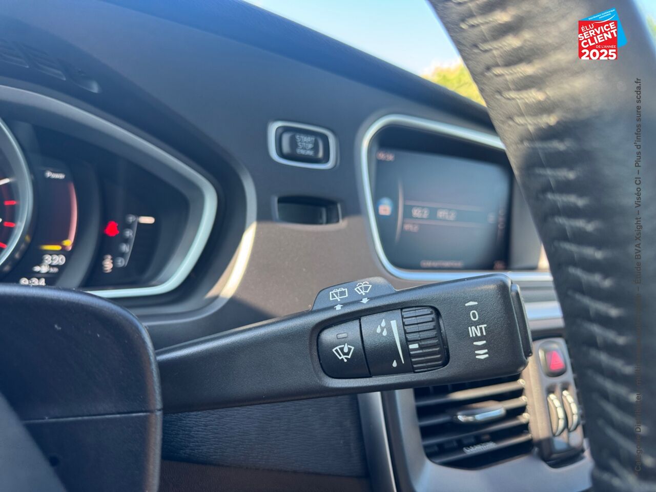 Véhicule d'occasion VOLVO V40 CROSS COUNTRY T3 152CH SIGNATURE EDITION GEARTRONIC TPANO CAMERA chez Renault Saint-Louis