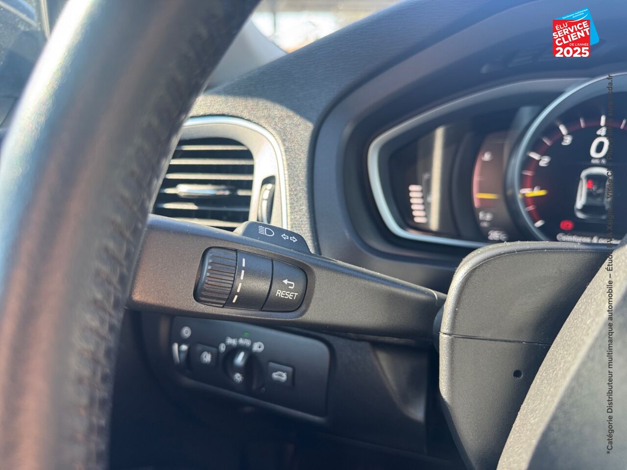 Véhicule d'occasion VOLVO V40 CROSS COUNTRY T3 152CH SIGNATURE EDITION GEARTRONIC TPANO CAMERA chez Renault Saint-Louis