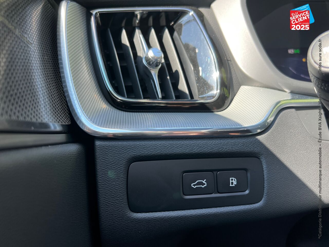 Véhicule d'occasion VOLVO XC60 T6 HYBRIDE RECHARGEABLE 253 + 145CH BLACK EDITION GEARTRONIC 8 AWD TOUVRANT SIEGE CHAUF VOLANT chez Volvo Epernay