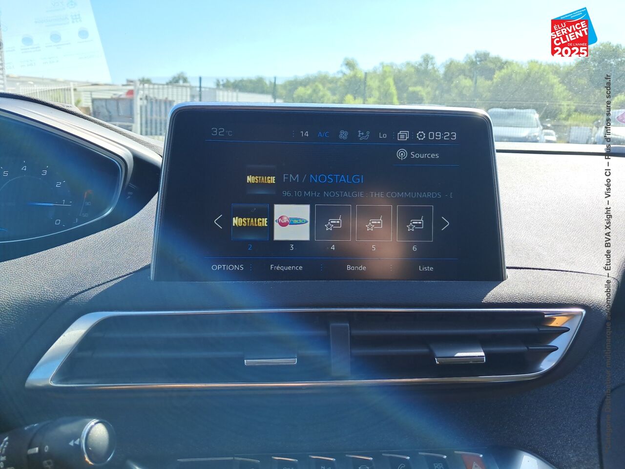 Véhicule d'occasion PEUGEOT 3008 1.2 PURETECH 130CH E6.C CROSSWAY SS EAT8 chez Toyota Verdun