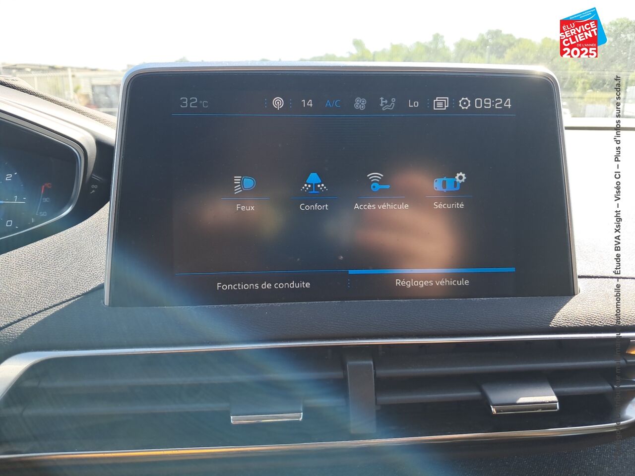Véhicule d'occasion PEUGEOT 3008 1.2 PURETECH 130CH E6.C CROSSWAY SS EAT8 chez Toyota Verdun