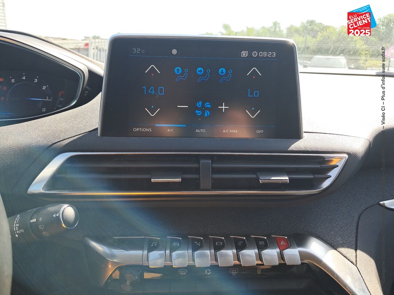 Véhicule d'occasion PEUGEOT 3008 1.2 PURETECH 130CH E6.C CROSSWAY SS EAT8 chez Toyota Verdun
