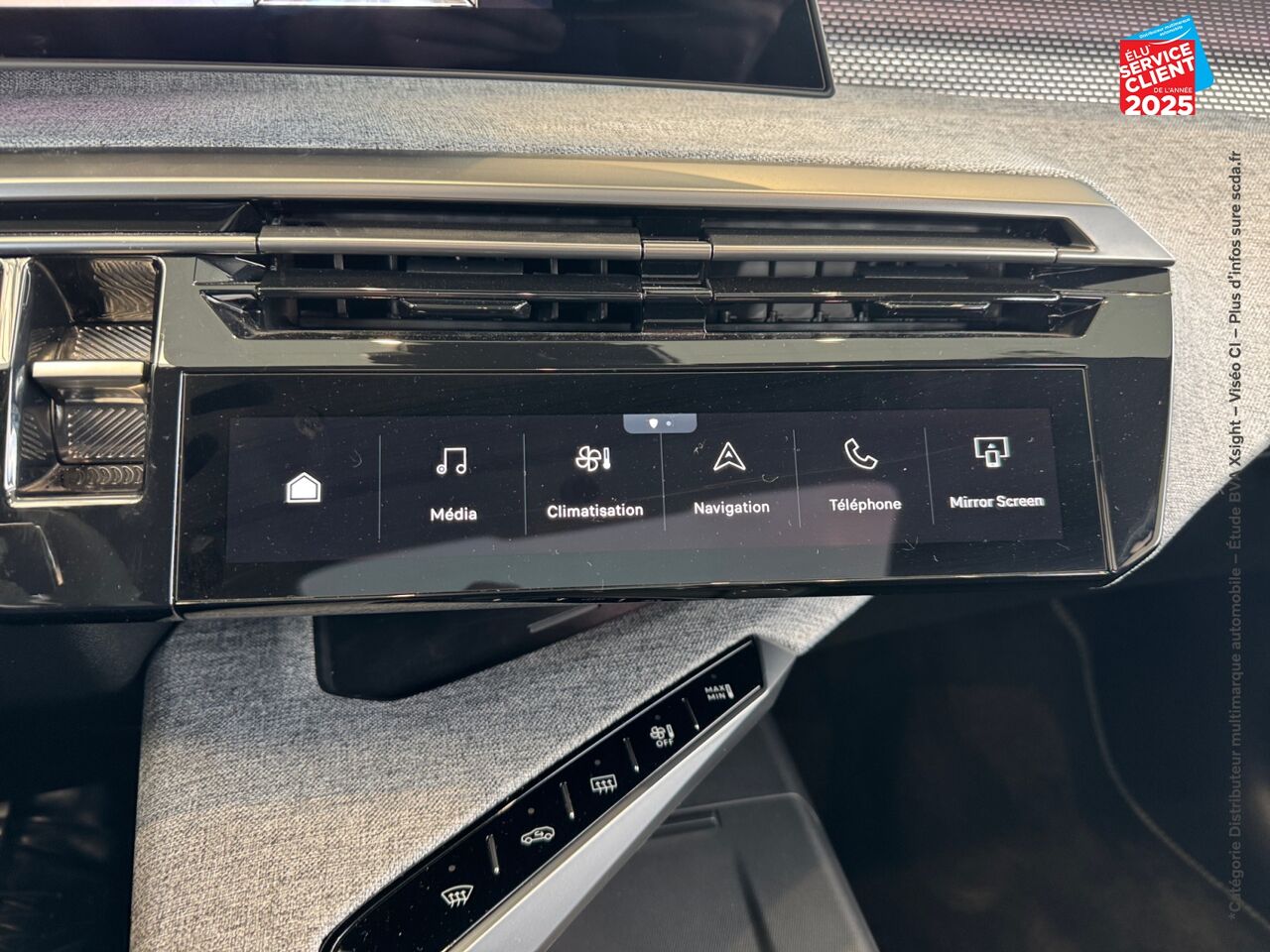 Véhicule d'occasion PEUGEOT 3008 ELECTRIQUE 210CH BATTERIE 73 KWH GT SIEGE CHAUF VOLANT CHAUF CAMERA GPS chez Dacia Montbéliard