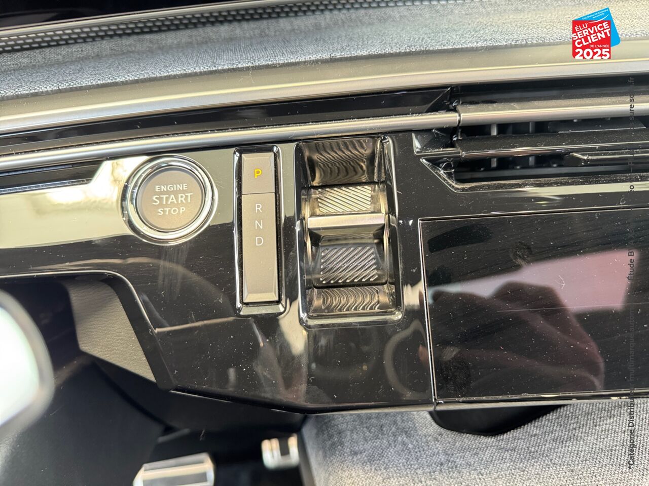 Véhicule d'occasion PEUGEOT 3008 ELECTRIQUE 210CH BATTERIE 73 KWH GT SIEGE CHAUF VOLANT CHAUF CAMERA GPS chez Dacia Montbéliard