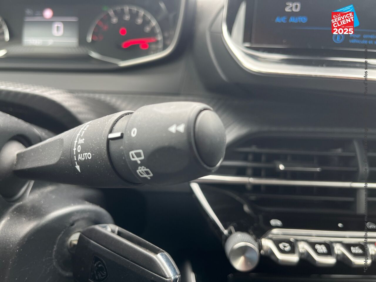 Véhicule d'occasion PEUGEOT 2008 1.2 PURETECH 100CH SS ACTIVE chez Nissan Besançon
