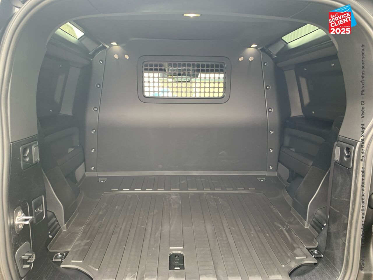Véhicule d'occasion LAND-ROVER DEFENDER 90 3.0 D250 HARD TOP X-DYNAMIC SE chez Dacia Belfort