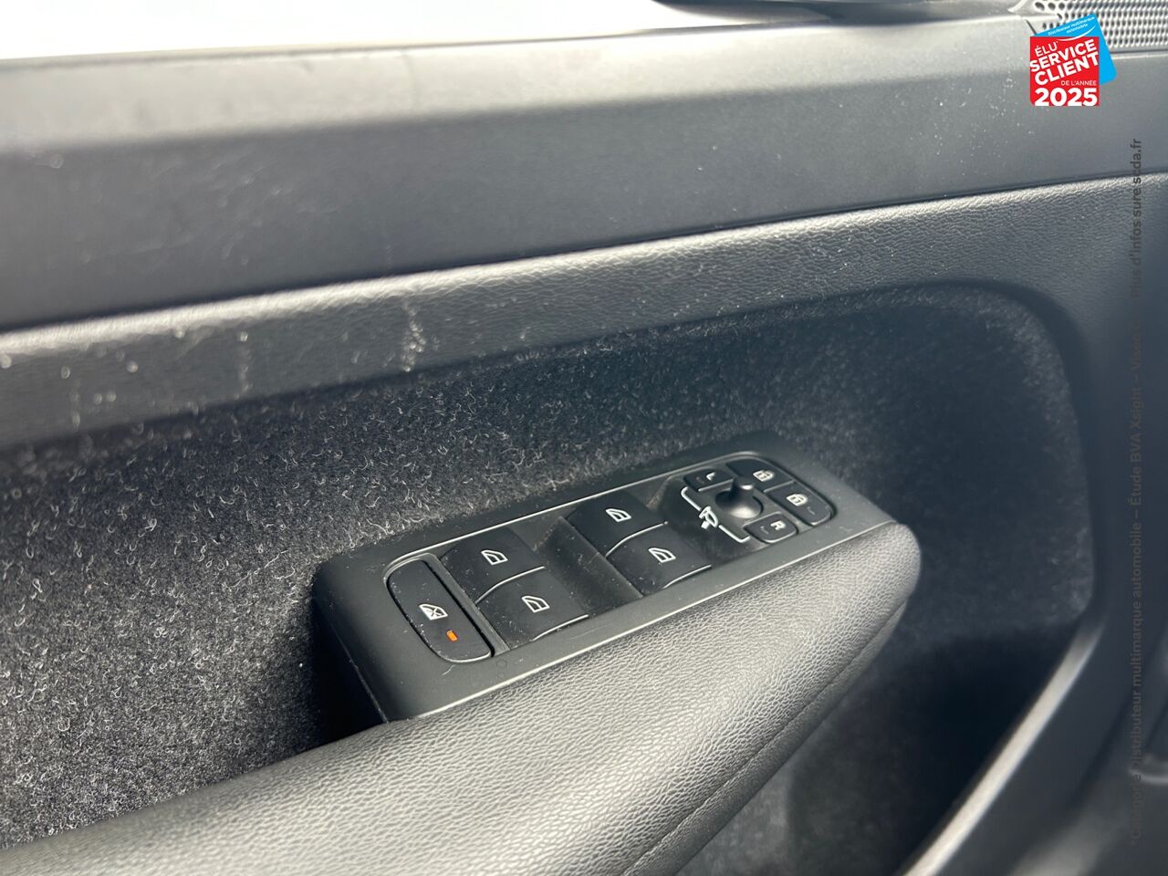 Véhicule d'occasion VOLVO XC40 T3 163CH MOMENTUM BUSINESS GEARTRONIC 8 chez BMW Pontarlier
