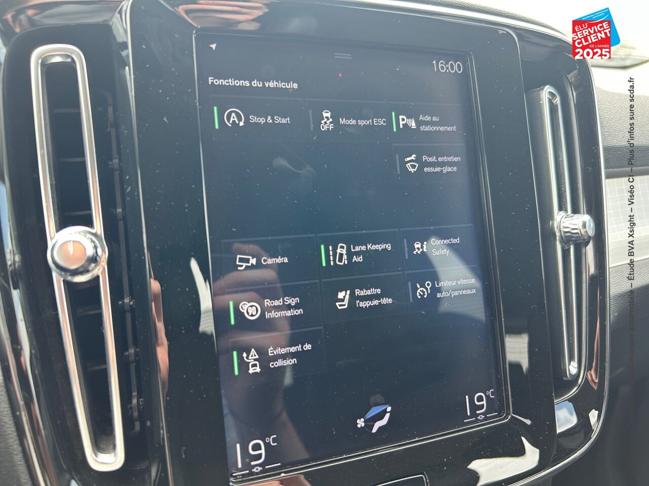 Véhicule d'occasion VOLVO XC40 T3 163CH MOMENTUM BUSINESS GEARTRONIC 8 chez BMW Pontarlier
