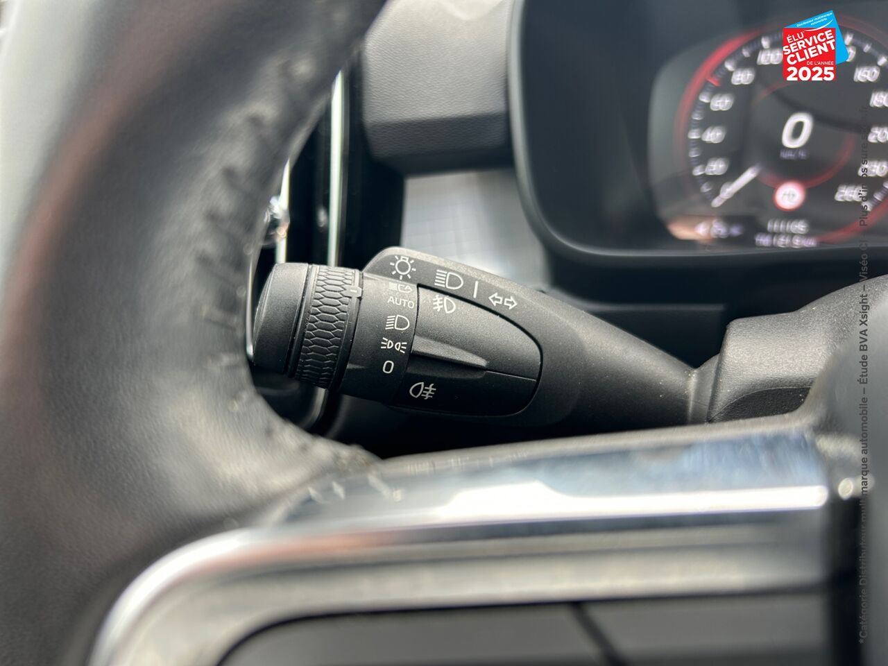 Véhicule d'occasion VOLVO XC40 T3 163CH MOMENTUM BUSINESS GEARTRONIC 8 chez BMW Pontarlier